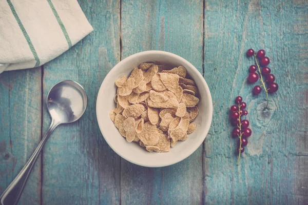 Organic Corn Oat Cereal Barley Flakes Blue Porcelain Bowl Red — Stock Photo, Image