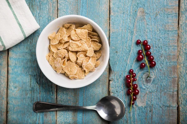 Organic Corn Oat Cereal Barley Flakes Blue Porcelain Bowl Red — Stock Photo, Image