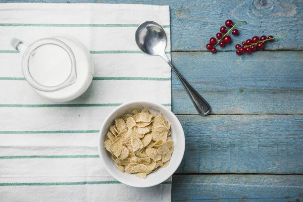 Organic Corn Oat Cereal Barley Flakes Blue Porcelain Bowl Red — Stock Photo, Image