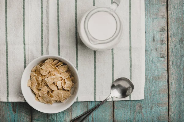 Organic Corn Oat Cereal Barley Flakes Blue Porcelain Bowl Red — Stock Photo, Image