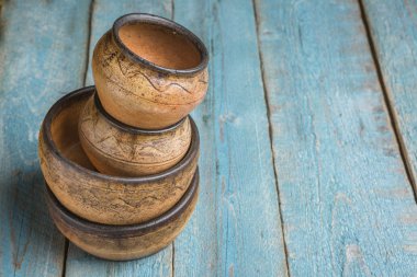 Rustik mavi ahşap masa boş el yapımı kase