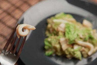 Deniz ürünleri salatası kalamar ve marul yaprakları