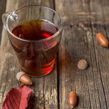 Baharat ve kaşık çay, meşe palamudu, meşe yaprağına bir ahşap arka plan, rustik tarzı, sonbahar kompozisyon kartpostal, kopya alanı ile çay