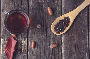 Baharat ve kaşık çay, meşe palamudu, meşe yaprağına bir ahşap arka plan, rustik tarzı, sonbahar kompozisyon kartpostal, kopya alanı ile çay