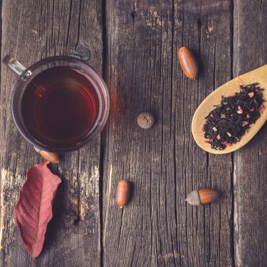 Baharat ve kaşık çay, meşe palamudu, meşe yaprağına bir ahşap arka plan, rustik tarzı, sonbahar kompozisyon kartpostal, kopya alanı ile çay