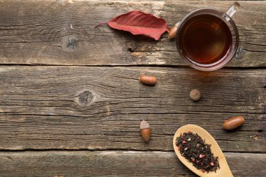 Baharat ve kaşık çay, meşe palamudu, meşe yaprağına bir ahşap arka plan, rustik tarzı, sonbahar kompozisyon kartpostal, kopya alanı ile çay