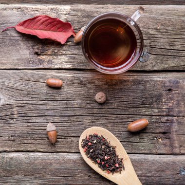 Baharat ve kaşık çay, meşe palamudu, meşe yaprağına bir ahşap arka plan, rustik tarzı, sonbahar kompozisyon kartpostal, kopya alanı ile çay