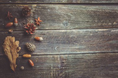 Sonbahar kompozisyon. Kurutulmuş sonbaharında yapılan çerçeve yaprakları, meşe palamutları, çam kozalakları koyu ahşap antika arka plan üzerinde. Sonbahar, Güz, arka plan. Düz yatıyordu, en iyi görünüm, kopya alanı