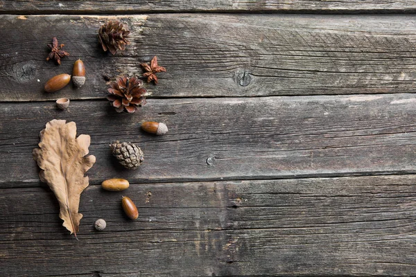 Herbstkomposition Rahmen Aus Herbstlich Getrockneten Blättern Eicheln Tannenzapfen Auf Dunklem — Stockfoto