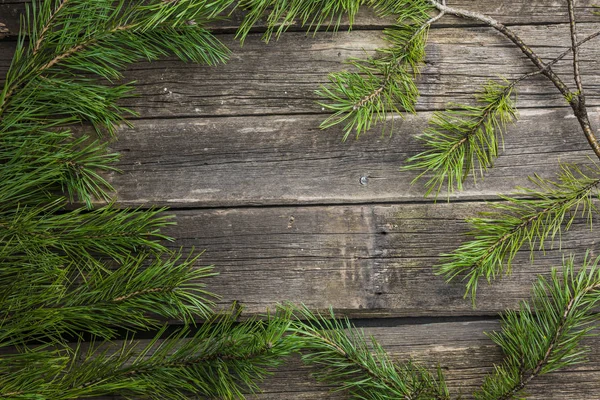 Grüne Tannenzweige Auf Altem Holzgrund — Stockfoto