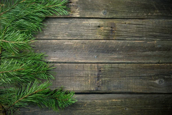 Grüne Tannenzweige Auf Altem Holzgrund — Stockfoto