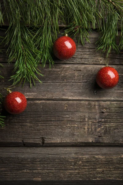 Fondo Navidad Rama Abeto Rojo Decoraciones Bolas Navidad Mesa Madera — Foto de Stock