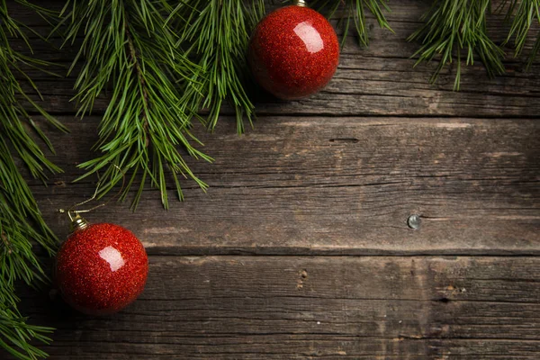 크리스마스 배경입니다 테이블에 전나무 빨간색 크리스마스 텍스트에 — 스톡 사진