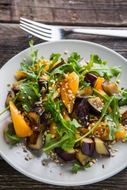 Sıcak salata patlıcan, roka, turuncu domates, susam, sağlıklı yemek, yaz yemek, diyet gıda ile