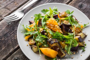 Sıcak salata patlıcan, roka, turuncu domates, susam, sağlıklı yemek, yaz yemek, diyet gıda ile