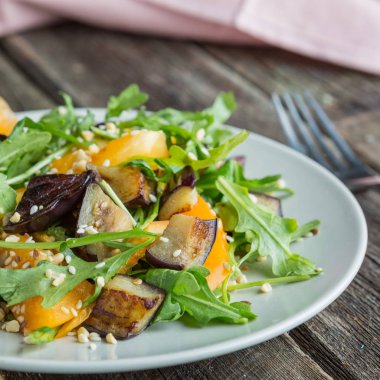 Sıcak salata patlıcan, roka, turuncu domates, susam, sağlıklı yemek, yaz yemek, diyet gıda ile