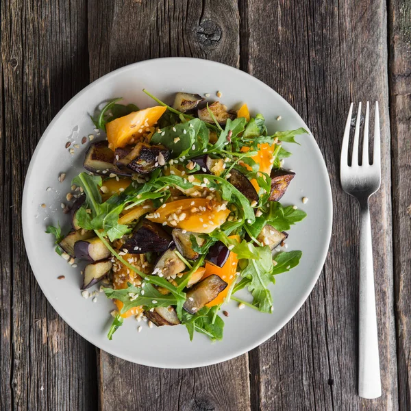 Ljummen Sallad Med Stekt Aubergine Ruccola Orange Tomater Sesamfrön Läckra — Stockfoto