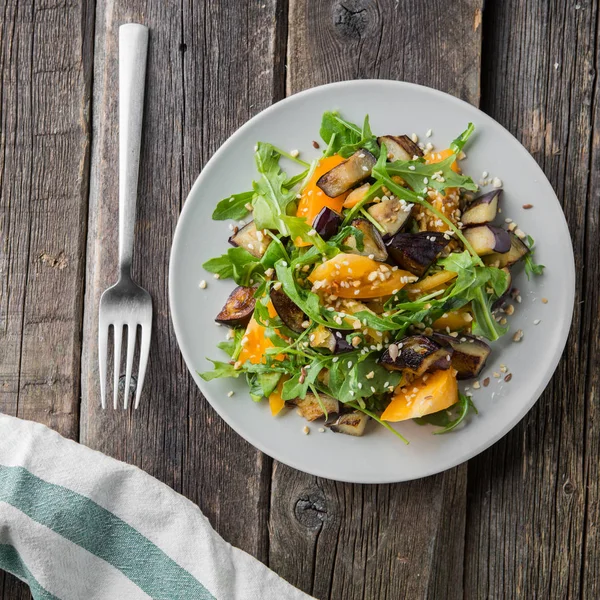 Ljummen Sallad Med Stekt Aubergine Ruccola Orange Tomater Sesamfrön Läckra — Stockfoto