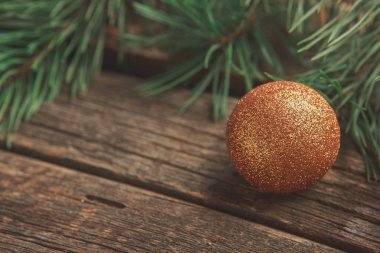 Altın Noel top çam veya köknar dalı eski yıpranmış Ahşap yüzeyi ile