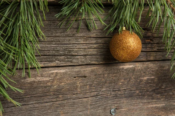 표면에 소나무 전나무 분기와 노란색 크리스마스 — 스톡 사진