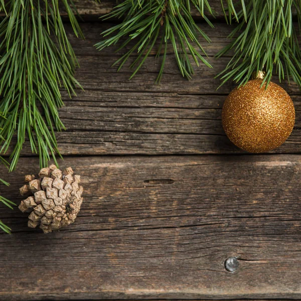 표면에 소나무 전나무 분기와 노란색 크리스마스 소나무 — 스톡 사진
