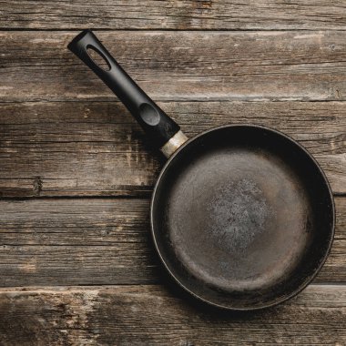 Eski ahşap zemin üzerine eski boş demir tava