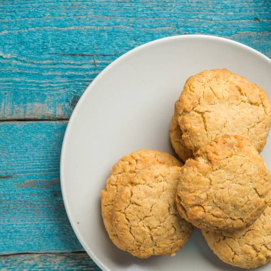 Fırından yeni çıkmış gök mavisi rustik ahşap zemin üzerine ev yapımı kurabiye