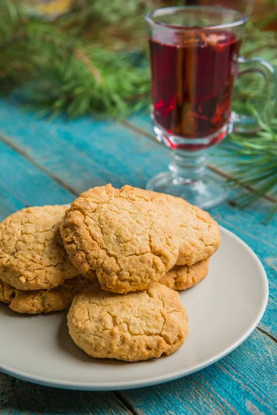 Kerst Glühwein Met Fir Takken Cookies Oude Blauwe Houten Oppervlak — Stockfoto