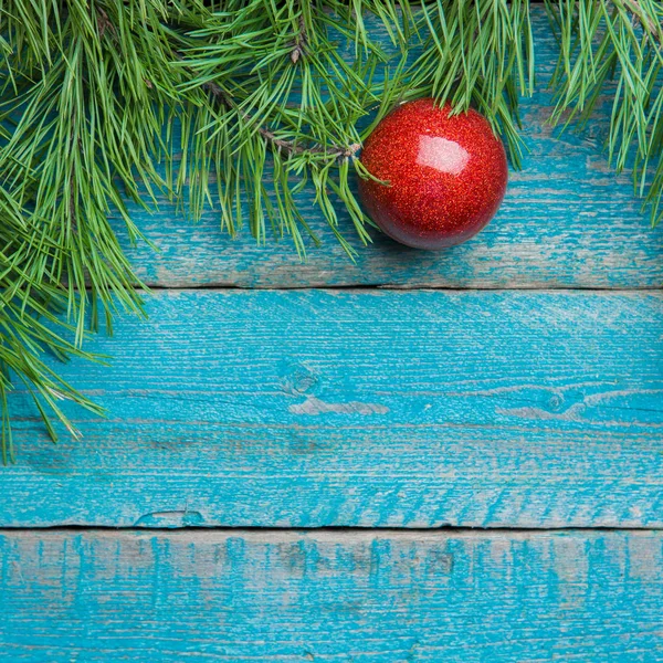 Decoración Navideña Bola Roja Con Rama Abeto Verde Sobre Fondo — Foto de Stock