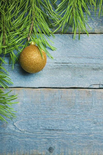 Decoración Navideña Bola Oro Con Rama Abeto Verde Sobre Fondo — Foto de Stock