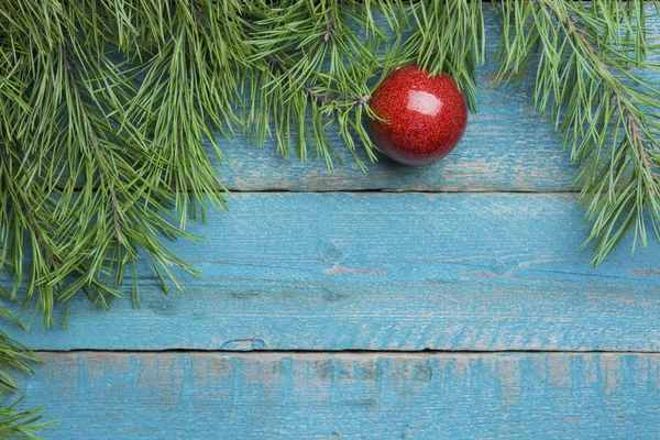 Decoración Navideña Bola Roja Con Rama Abeto Verde Sobre Fondo — Foto de Stock