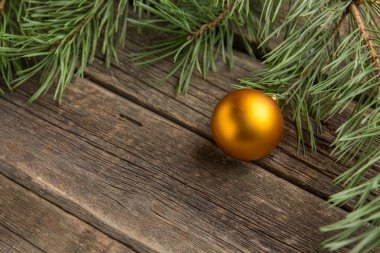 Eski ahşap masa üzerinde sarı Noel ağacı biblo.