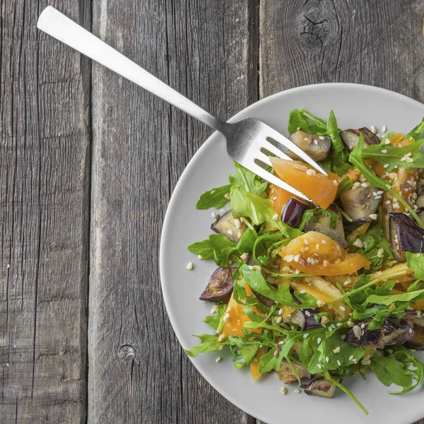 Voorgerecht Aziatische Salade Met Aubergines Sesamzaad Notensla Tomaten Paprika Knoflook — Stockfoto