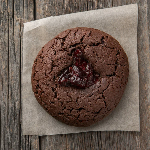 Házi Csokoládé Cookie Kat Áfonya Régi Fából Készült Háttér — Stock Fotó