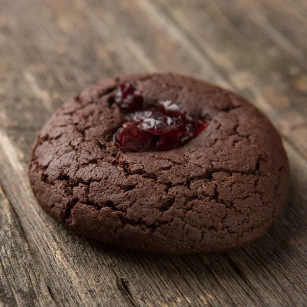 Zelfgemaakte Chocolade Koekjes Met Cranberry Oude Houten Achtergrond — Stockfoto