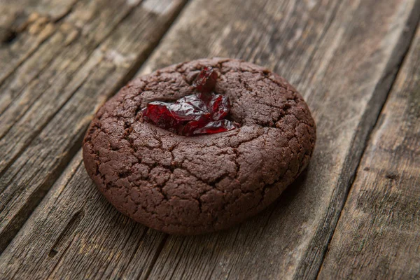 Kue Coklat Buatan Sendiri Dengan Cranberry Latar Belakang Kayu Tua — Stok Foto