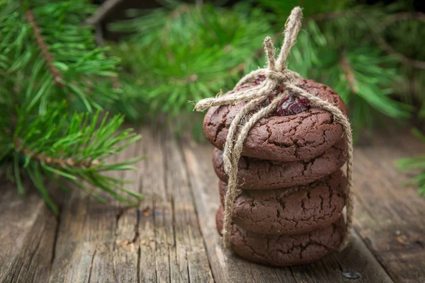 Zelfgemaakte Kerst Chocolade Met Cranberry Koekjes Verbonden Met Bindgaren Houten — Stockfoto