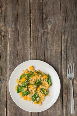 Bulgur sebze: balkabağı, soğan ve ahşap arka plan - sağlıklı ev yapımı organik vegan vejetaryen diyet yiyecek ıspanak