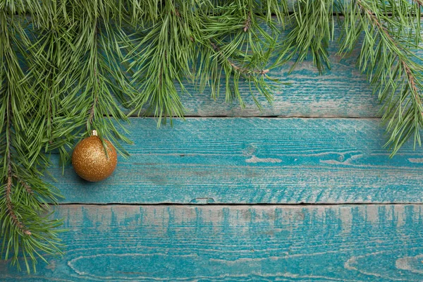 Zlatý Vánoční Ozdoby Dekorace Světle Modrém Pozadí Byt Leží Dovolená — Stock fotografie