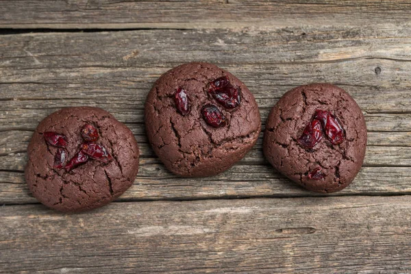 Weiche Frisch Gebackene Schokokekse Mit Preiselbeeren Auf Alter Holzoberfläche — Stockfoto