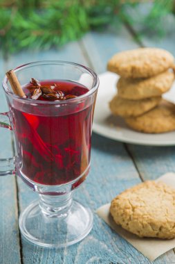 Noel çerezleri dekore çam dalları ile ahşap arka plan üzerinde Mulled şarap