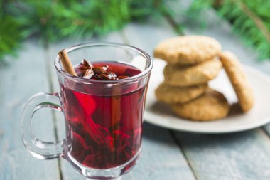 Noel çerezleri dekore çam dalları ile ahşap arka plan üzerinde Mulled şarap