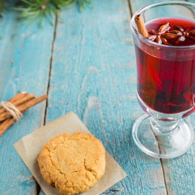 Tanımlama bilgileri ve çam dalları ile tarçın dekore demet ahşap arka plan üzerinde Noel Mulled şarap