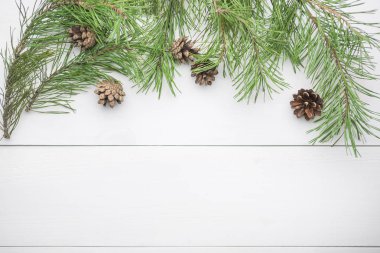 Köknar dalları ve konileri düz yatıyordu ile Noel veya Yeni Yıl arka plan, bir tebrik metni için boş alan