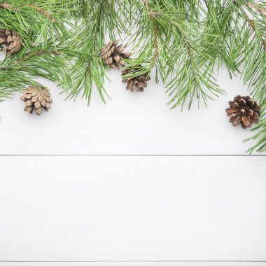 Köknar dalları ve konileri düz yatıyordu ile Noel veya Yeni Yıl arka plan, bir tebrik metni için boş alan