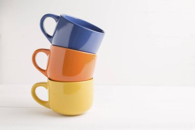 Renkli yığılmış kahve ya da çay bardak