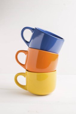 Renkli yığılmış kahve ya da çay bardak