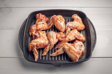 marine edilmiş tavuk kanatları