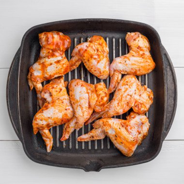 marine edilmiş tavuk kanatları