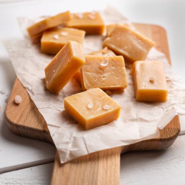 Tuzlu karamel parçaları ve deniz tuzu. Taze karamel şekerlemeşekerler